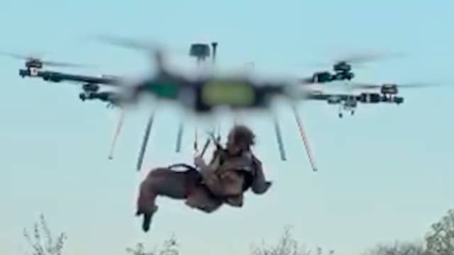 Oekraïense militair wordt met drone van slagveld geëvacueerd