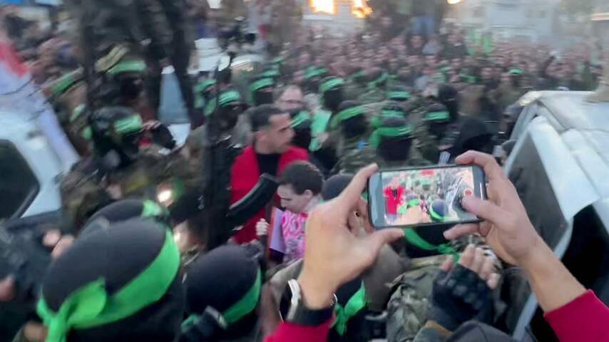 Beelden tonen chaotische overdracht van Israëlische gijzelaars aan Rode Kruis