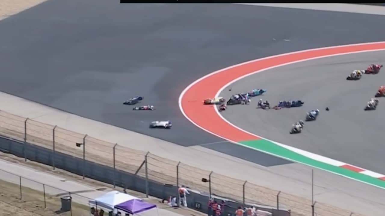 Video | Rode vlag na gigantische Moto2-crash met onder anderen Collin Veijer