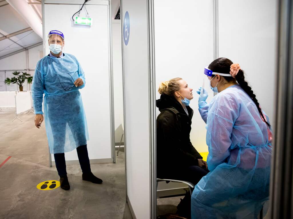 Aantal positieve tests ongeveer gelijk gebleven, aantal opnames licht gedaald