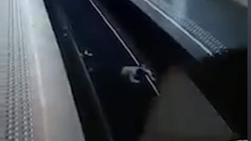 Brusselse metro stopt nipt voor vrouw die op spoor wordt geduwd