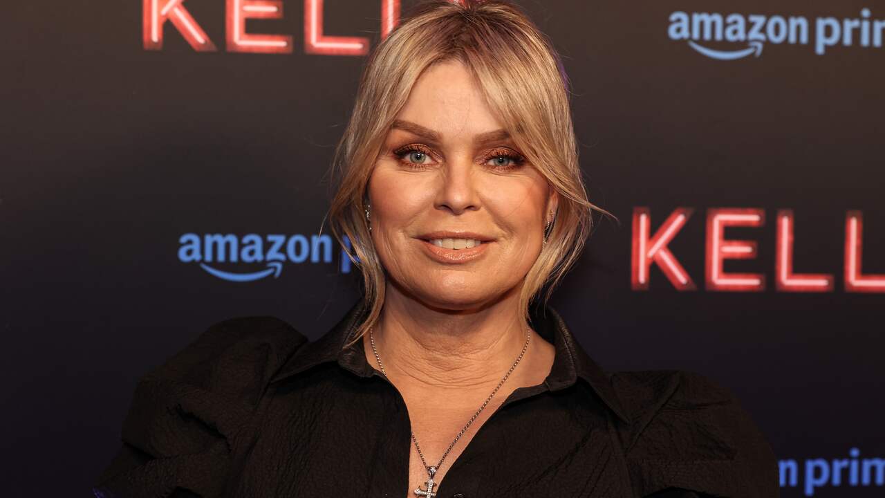 Bridget Maasland viert dat zoon diploma heeft gehaald