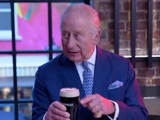Koning Charles haalt schuimsnor bij Guinness-brouwerij