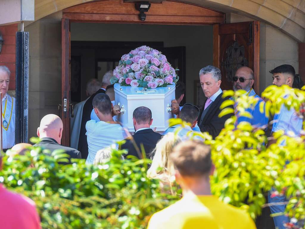 Honderden mensen rouwen bij uitvaart van slachtoffer steekpartij VK