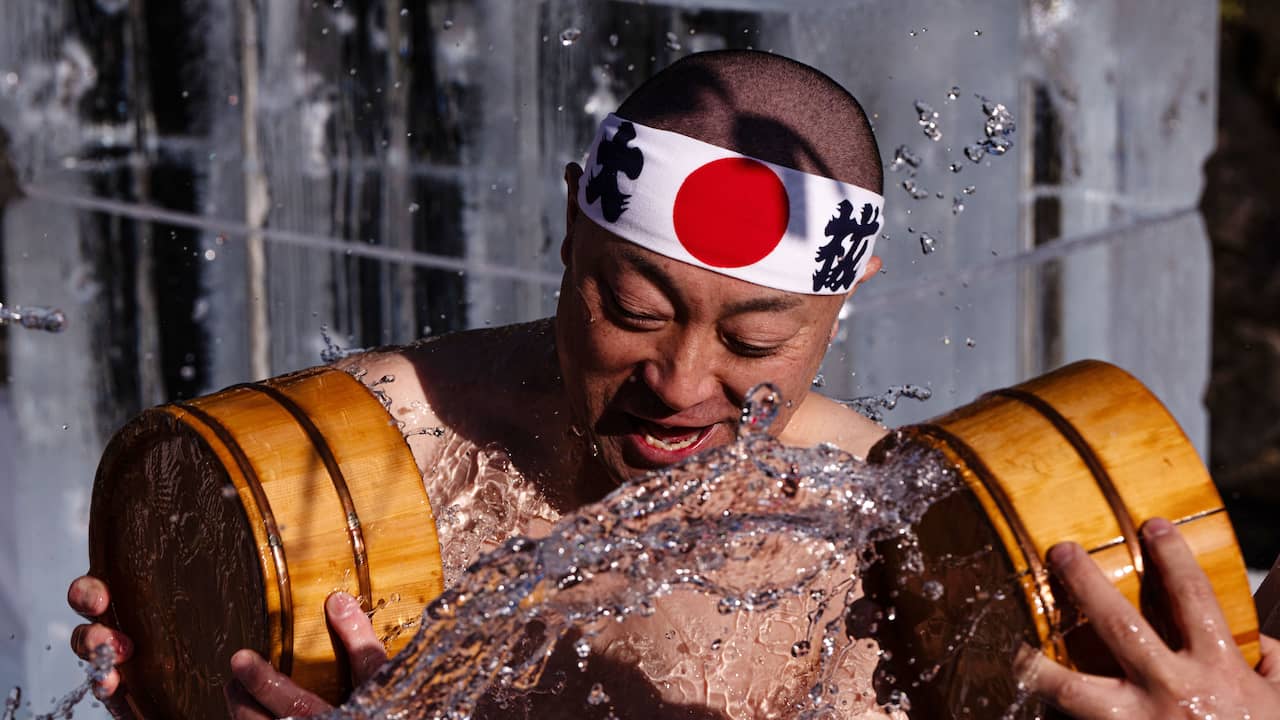 Video | Japanners gieten ijskoud water over zich tijdens Shinto-ritueel