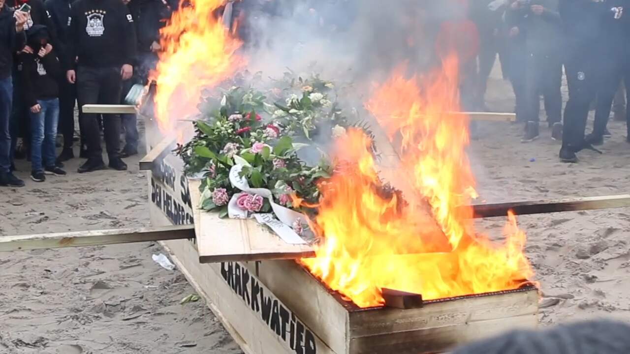 Video | Vreugdevuren herdacht met 'crematie' in Duindorp