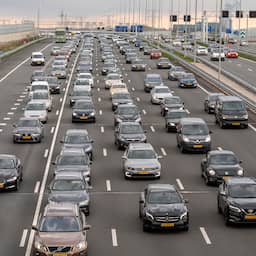 Verkeer op A2 naar Utrecht liep twee uur vast door ongeluk bij Deil