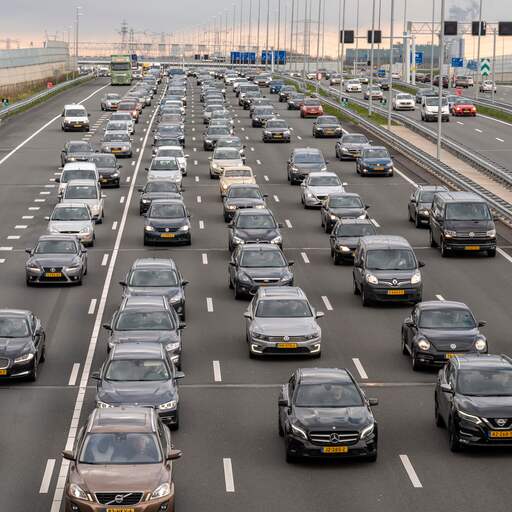 Illustratie bij: Verkeer op A2 naar Utrecht liep twee uur vast door ongeluk bij Deil