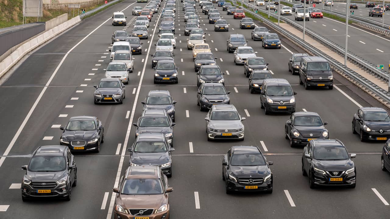 Verkeer op A2 naar Utrecht liep twee uur vast door ongeluk bij Deil