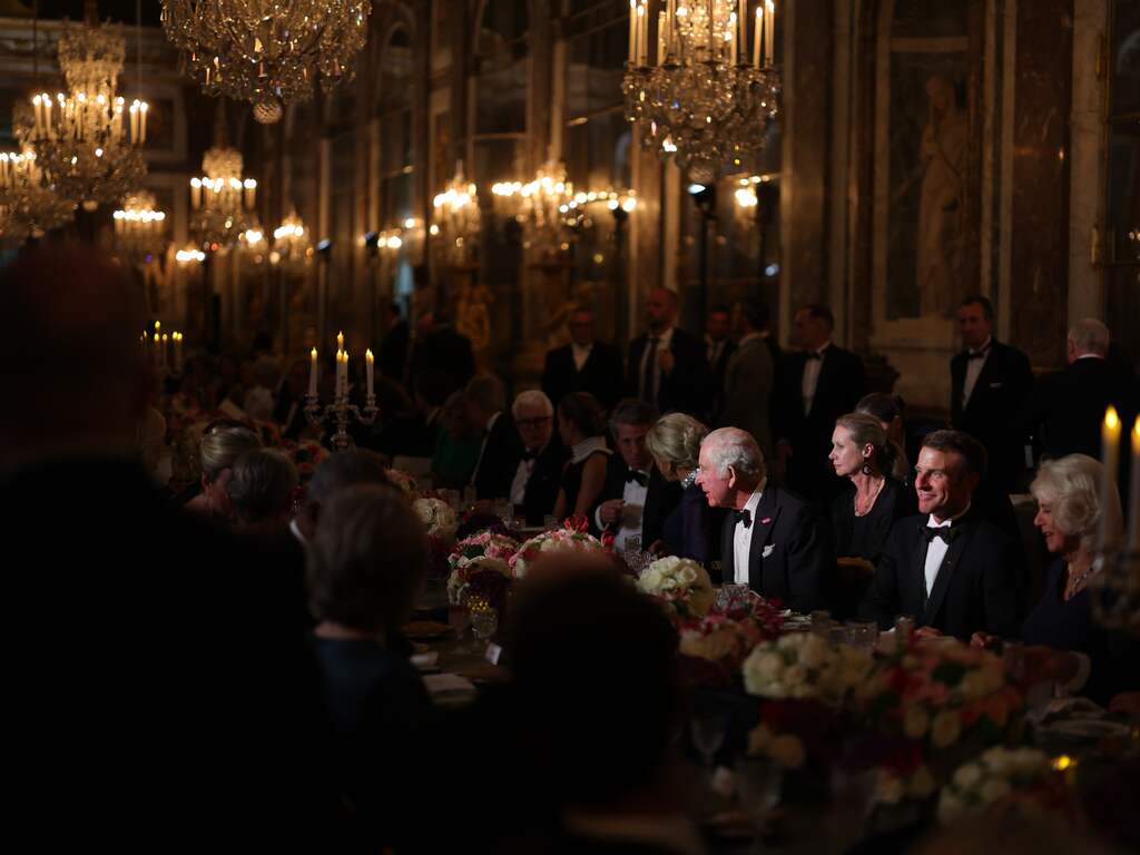 Macron op vingers getikt om onkosten: 475.000 euro aan diner koning Charles