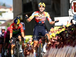 Lorena Wiebes wint openingsrit Tour de France Femmes en pakt eerste gele trui
