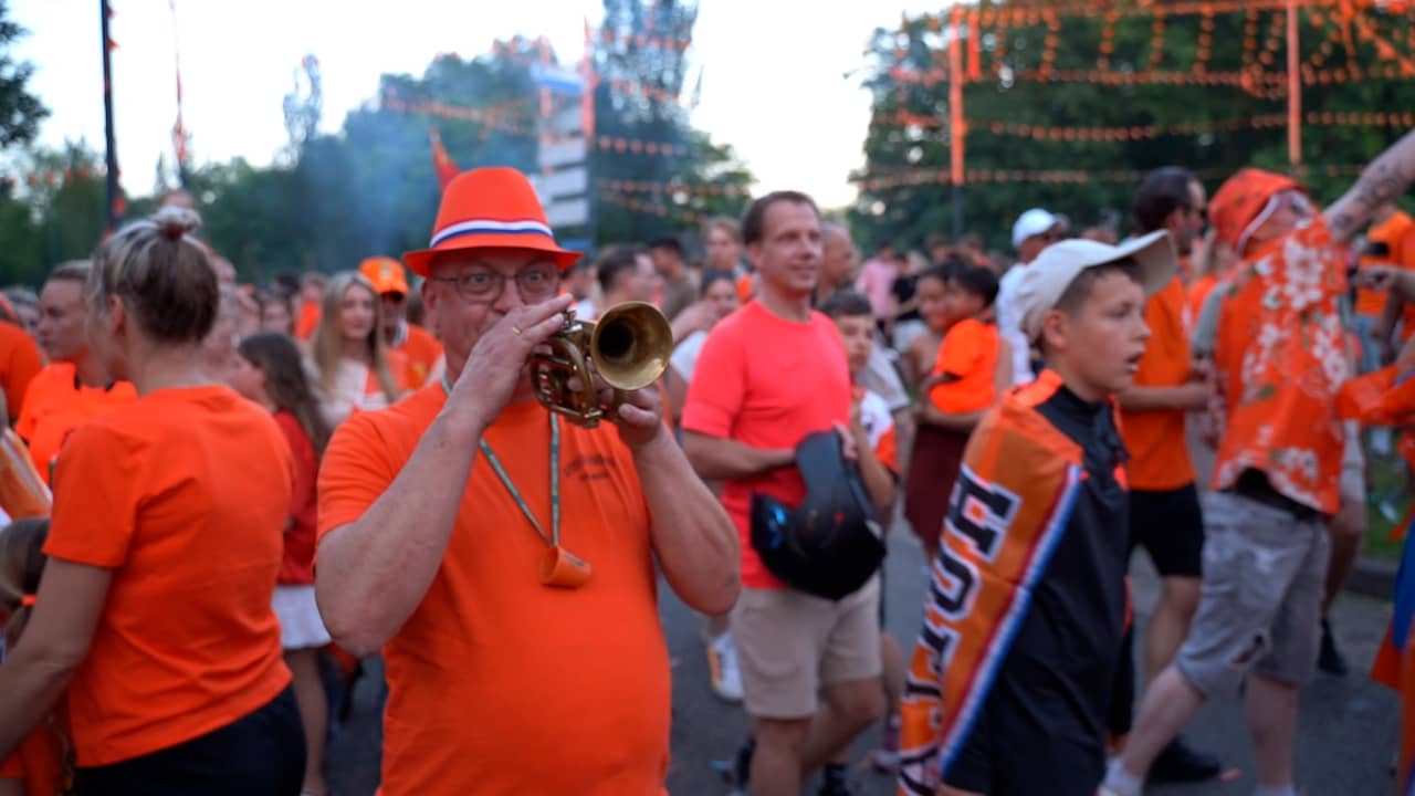 Video | Honderden mensen vieren feest op Oranjerotonde in Apeldoorn