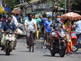 Waarom loopt het aantal coronabesmettingen zo snel op in India?