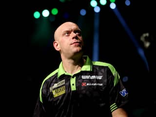 Titelhouder Van Gerwen mist zes matchdarts en is uitgeschakeld in Amsterdam