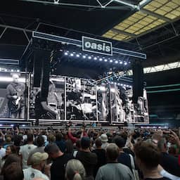 Man overlijdt na val van bovenste ring Wembley tijdens Oasis-concert