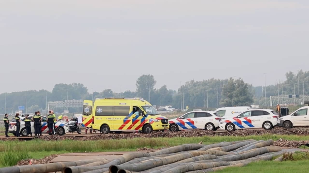 Ambulance brengt man naar ziekenhuis die zonder rijbewijs crashte op A4