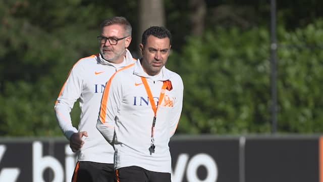 Xavi staat voor het eerst op het veld als bondscoach van Oranje