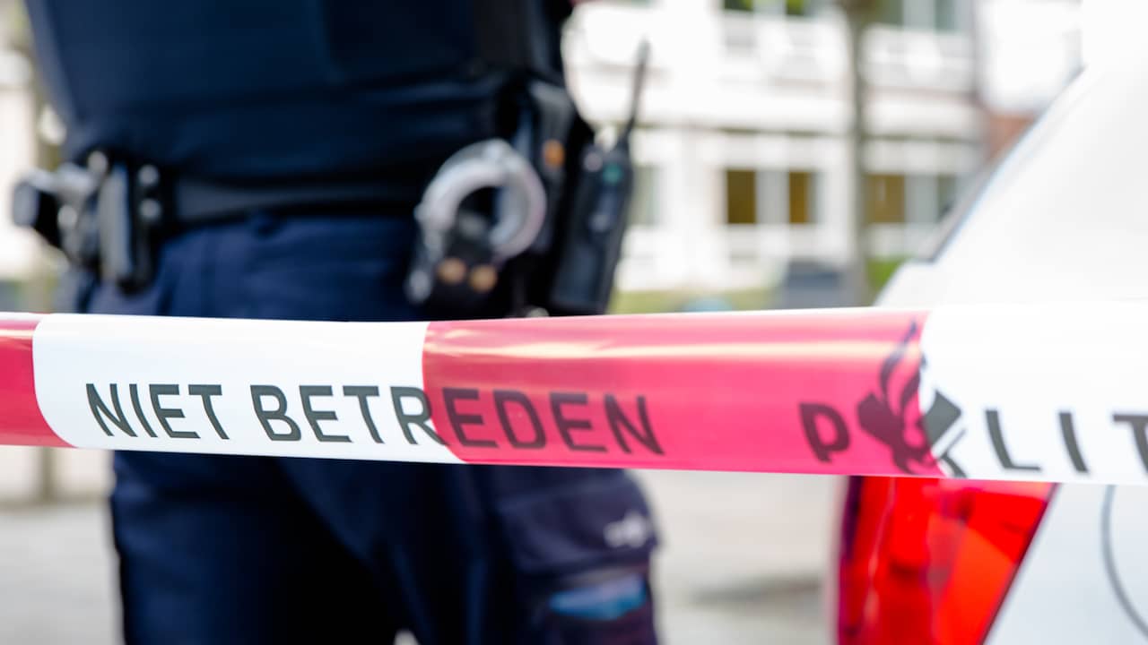 Politie rukt uit voor tiener in legeroutfit die met nepwapen buitenspeelt