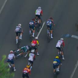 Video | Groenetruidrager Philipsen komt hard ten val bij tussensprint in Tour