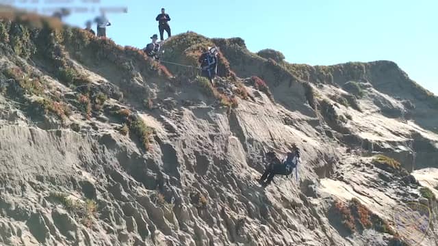 Amerikaanse reddingswerkers redden hond uit klif