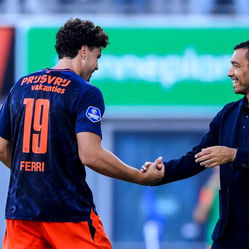 Illustratie bij: Feyenoord-spits Ferri krijgt bal van scheidsrechter na laat toegekende hattrick