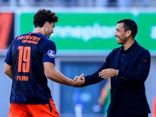 Feyenoord-spits Ferri krijgt bal van scheidsrechter na laat toegekende hattrick