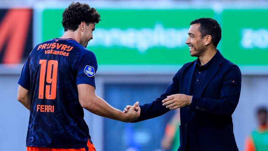 Feyenoord-spits Ferri krijgt bal van scheidsrechter na laat toegekende hattrick