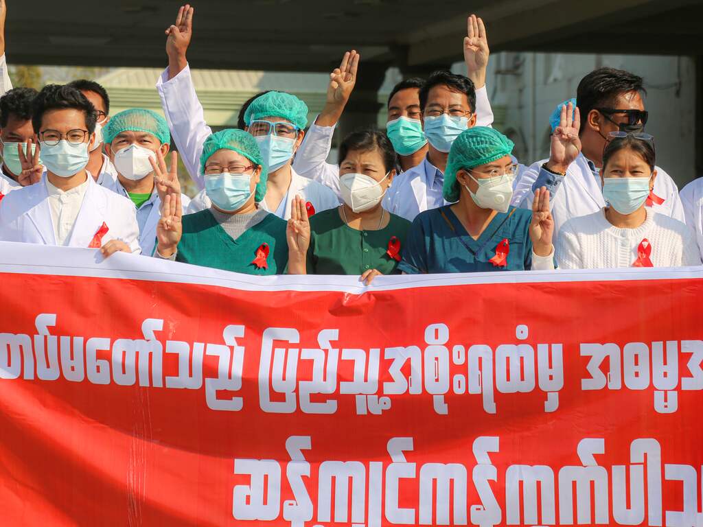 Zorgpersoneel in Myanmar weigert onder de militaire regering te werken, nadat op 1 februari 2021 een staatsgreep werd gepleegd.