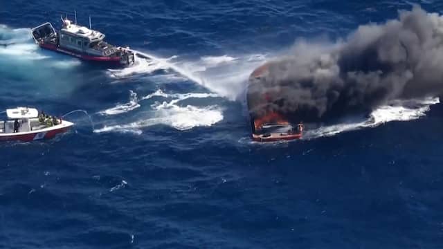 Helikopter filmt hoe Amerikaanse brandweer brand op plezierjacht blust