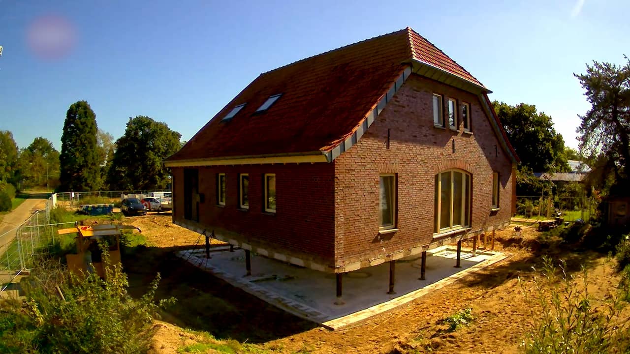 Woning in Limburg wordt 1,5 meter verhoogd in timelapse