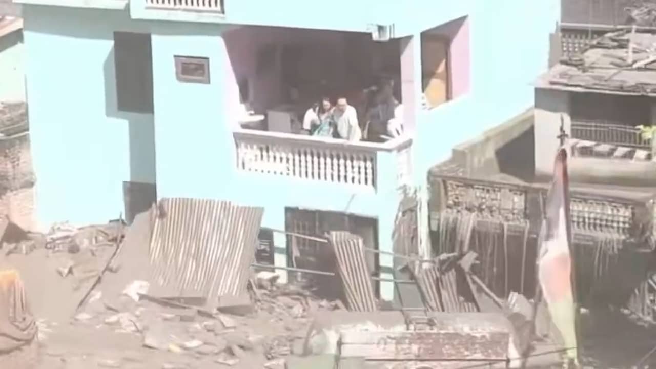 Nepalese familie op balkon kan geen kant op door vloedgolven