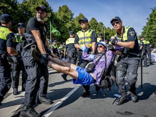 Ruim 500 klimaatdemonstranten aangehouden bij blokkade van A12 in Den Haag