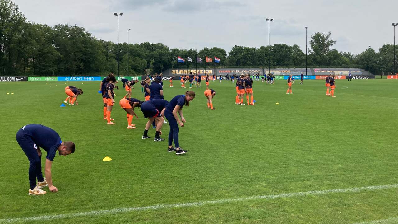 Oefenwedstrijd Oranjevrouwen verplaatst vanwege glas en stenen op het veld
