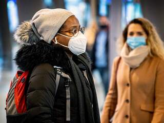 Kabinet adviseert mondkapje te dragen op drukke plekken buiten en op het werk