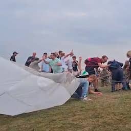 Video | Kinderen verstrikt in parachutetouw na verkeerde landing bij herdenking