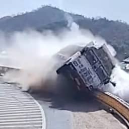 Video | Vrachtwagen met kapotte remmen ramt vangrail in India