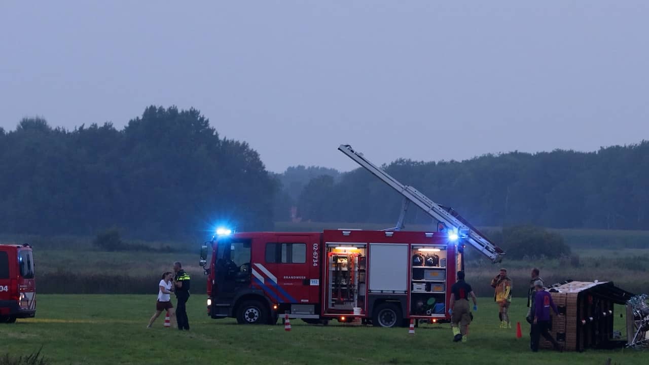 Hulpdiensten werken op plek ongeval met luchtballon in Friesland