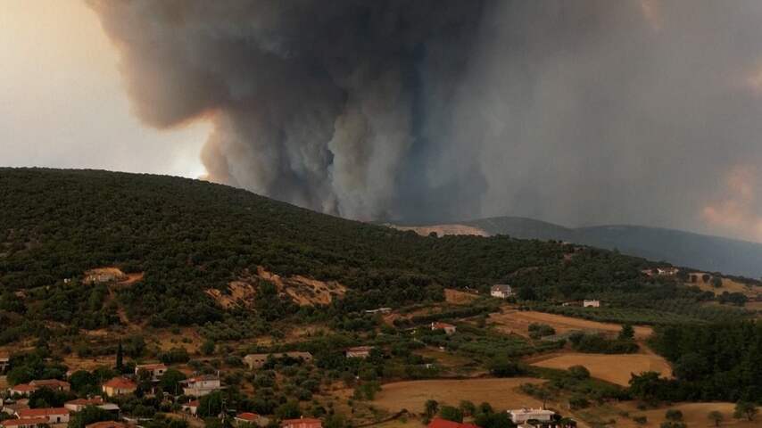 Brandende heuvels en grote rookwolken: bosbranden teisteren Griekenland
