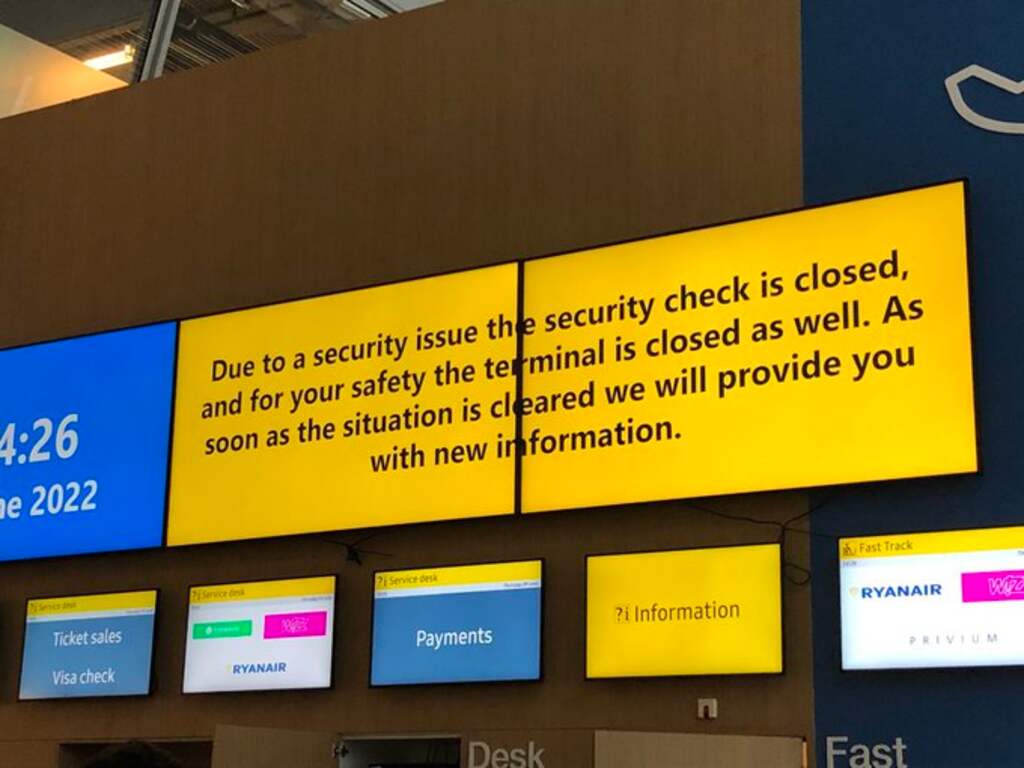 Eindhoven Airport schrapt tien vluchten na veiligheidsdreiging, terminal weer open