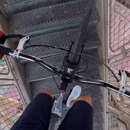 Video | Fransman fietst Eiffeltoren op in razendsnelle tijd