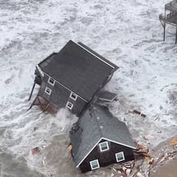 Video | Drone filmt strandhuizen die instorten door hoge golven in VS