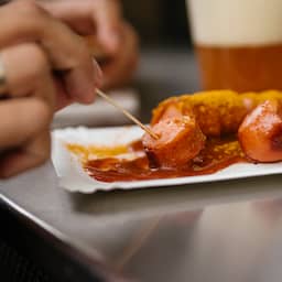 Onderzoek toont aan dat curryworst uit Duisburg komt én Nederlands tintje heeft