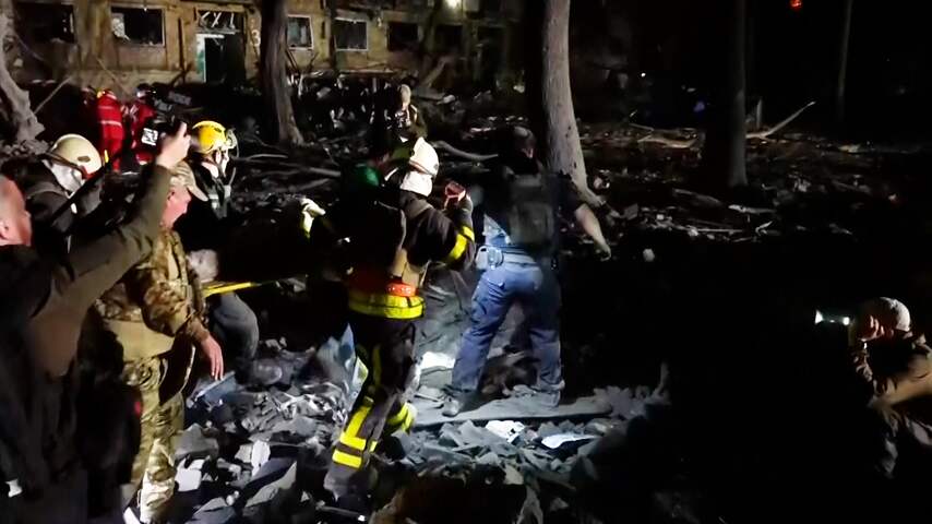 Hulpdiensten halen slachtoffers onder puin vandaan na raketaanval op Kyiv