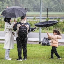 'Humane ondergrens' asielopvang bereikt: mensen slapen buiten in de regen