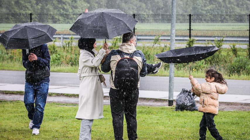 'Humane ondergrens' asielopvang bereikt: mensen slapen buiten in de regen