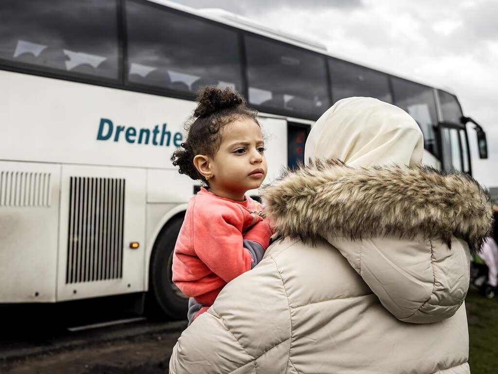 Asielzoekers komen aan bij Ter Apel