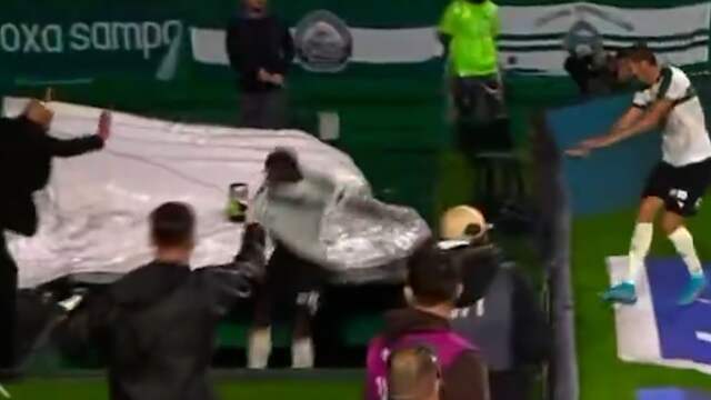 Braziliaanse voetballer springt bij juichen over boarding en valt in tunnel