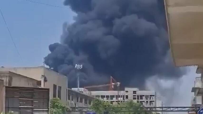 Grote rookwolken boven India na crash passagiersvliegtuig