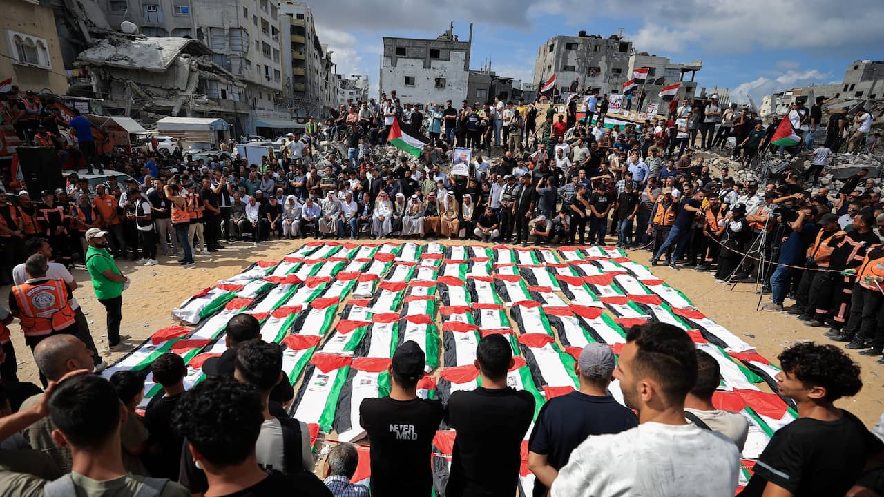 Foto bij Massabegrafenis in Gaza voor 105 doden bij Israëlisch bombardement in 2023