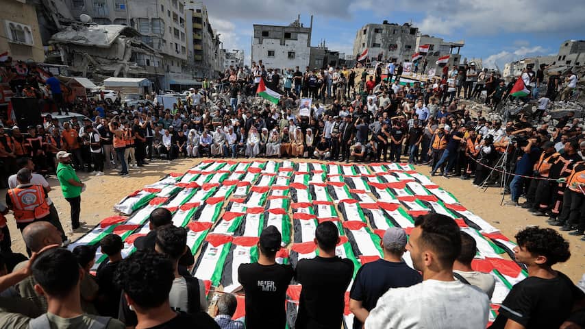Foto bij Massabegrafenis in Gaza voor 105 doden bij Israëlisch bombardement in 2023